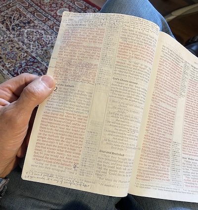 christian-executive-coach-reads-the-bible-on-leadership